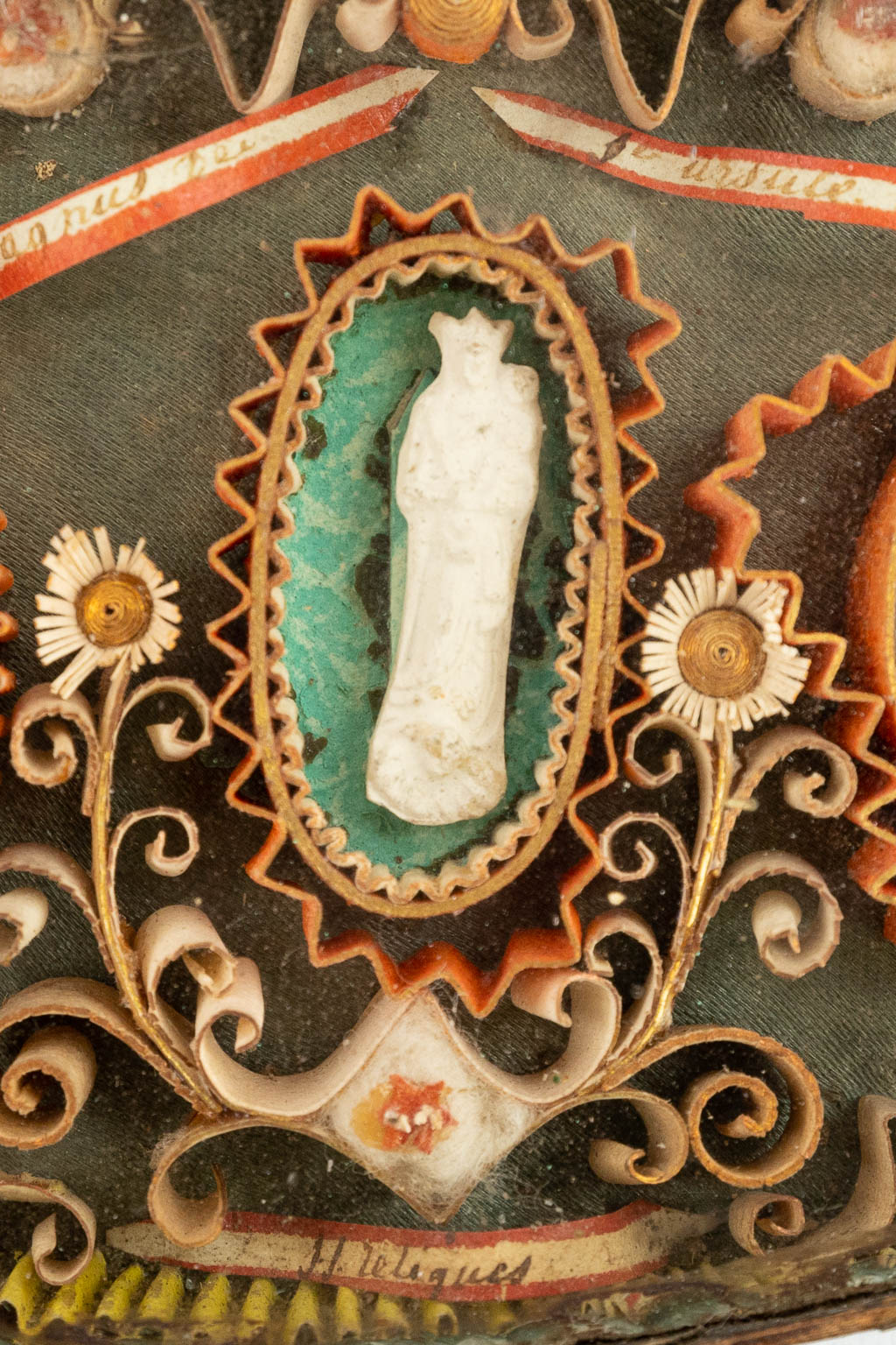 Een antieke relikwie in een ovalen doos, gemerkt Agnus Dei, H. Reliques. 