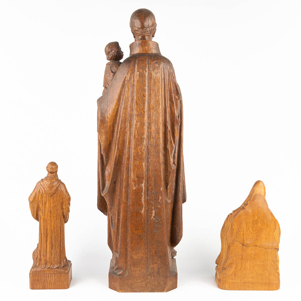 Een collectie van 3 beelden gemaakt uit gesculpteerd hout van Heilige figuren. (H:78cm)