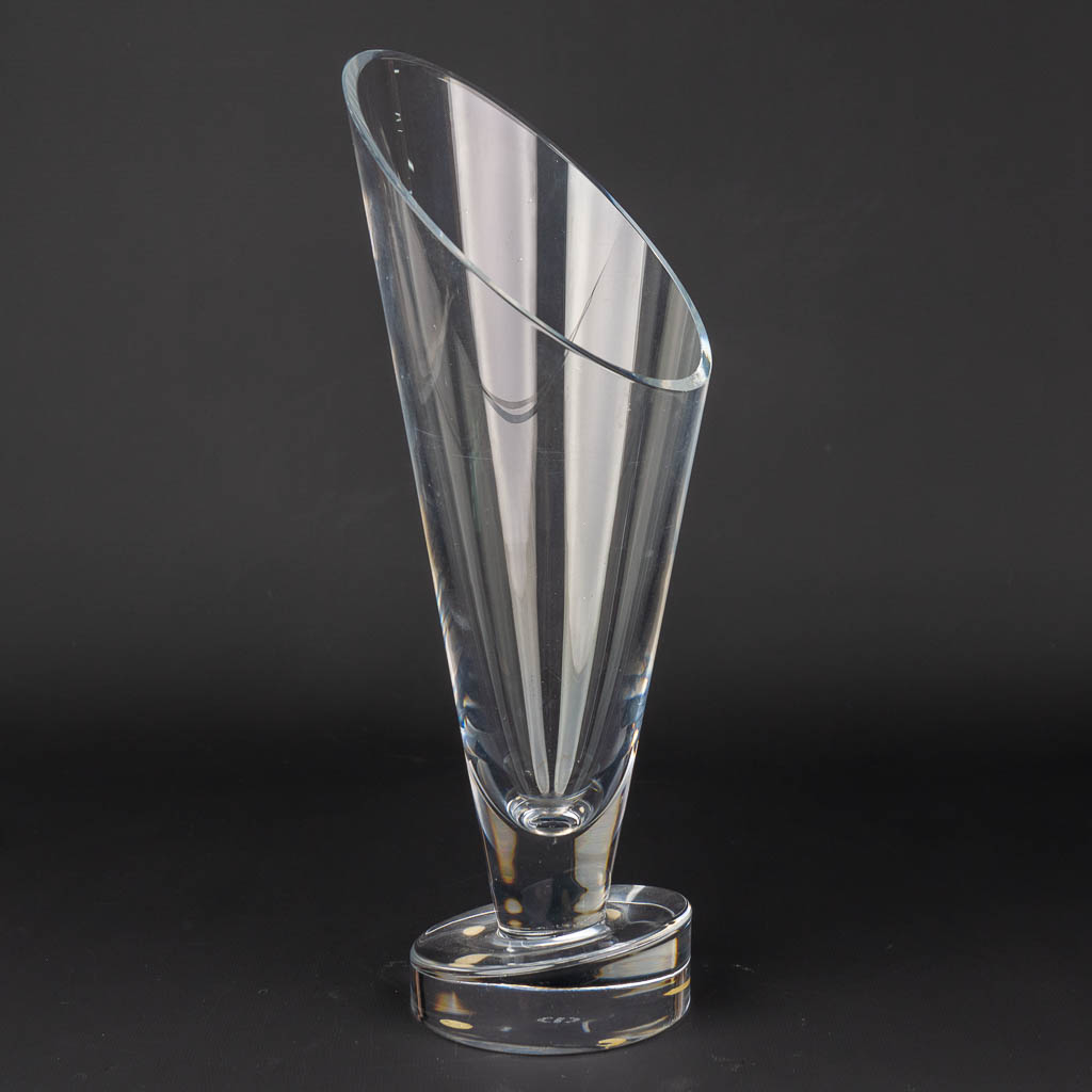 Een vaas gemaakt uit kristal en gemerkt Sèvres. (H:34cm)