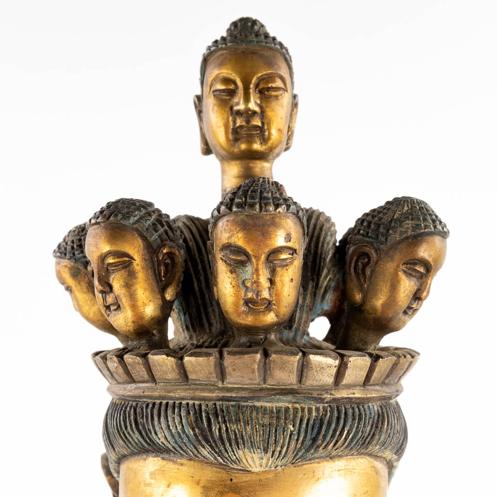 Een Bodhisattva of Guan-Yin met 1000 armen, brons met 18 armen en Taoistische symbolen. 20ste eeuw. (W:47 x H:78 cm)