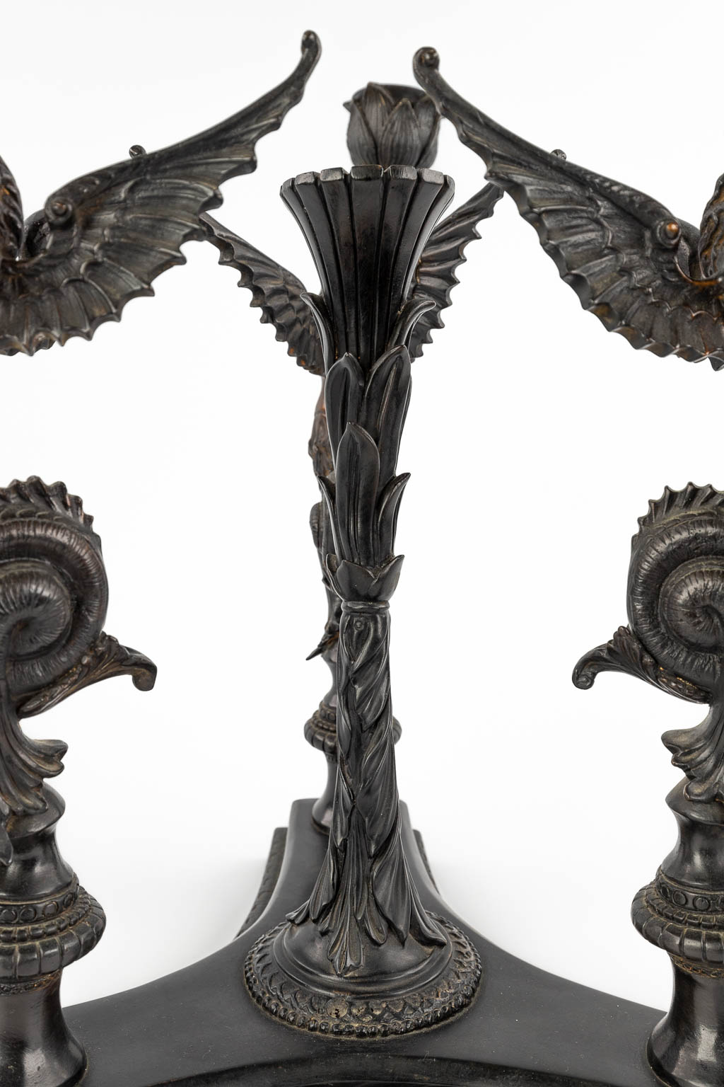Een tafelkandelaar afgewerkt met 3 Mélusines, gepatineerd brons, 20ste eeuw. (D:35 x W:35 x H:44 cm)