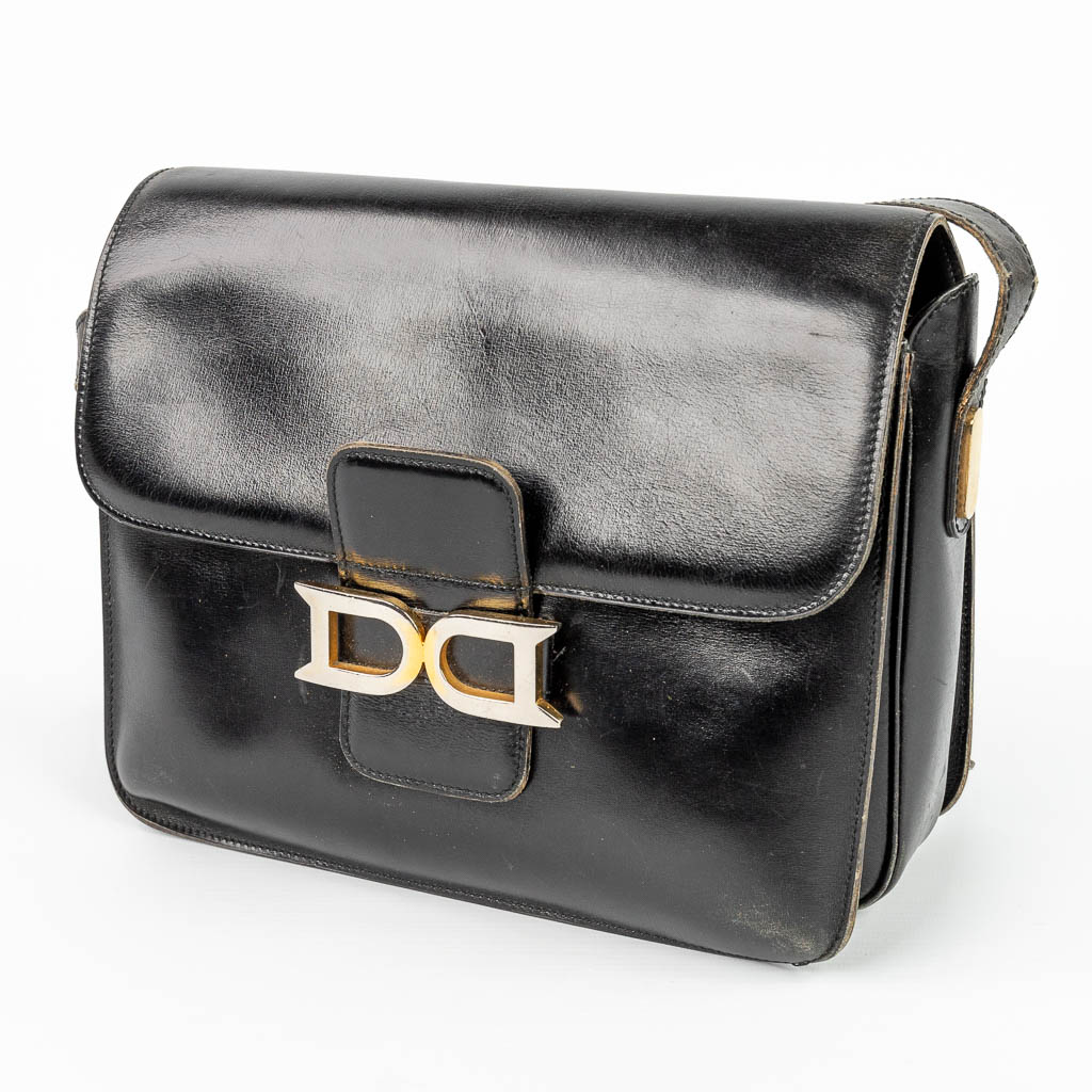 A purse made of black leather and marked Delvaux. (H:21cm)