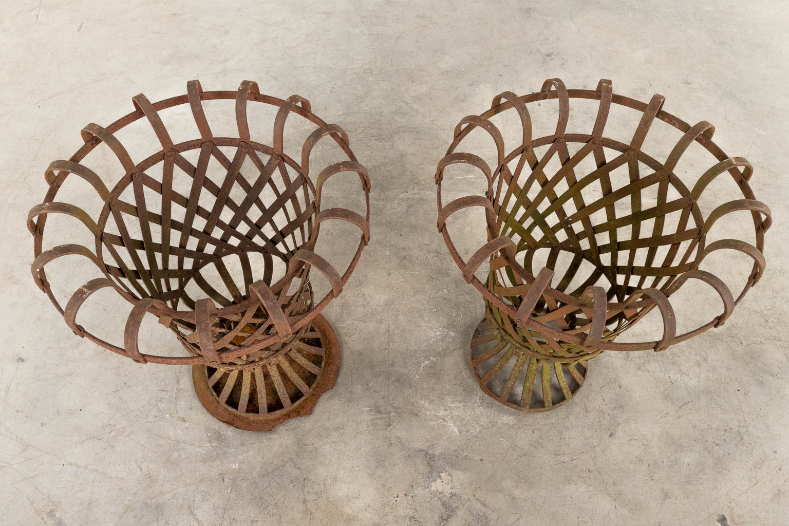A pair of metal fire pits. 20th C. (H:71,5 x D:59 cm)