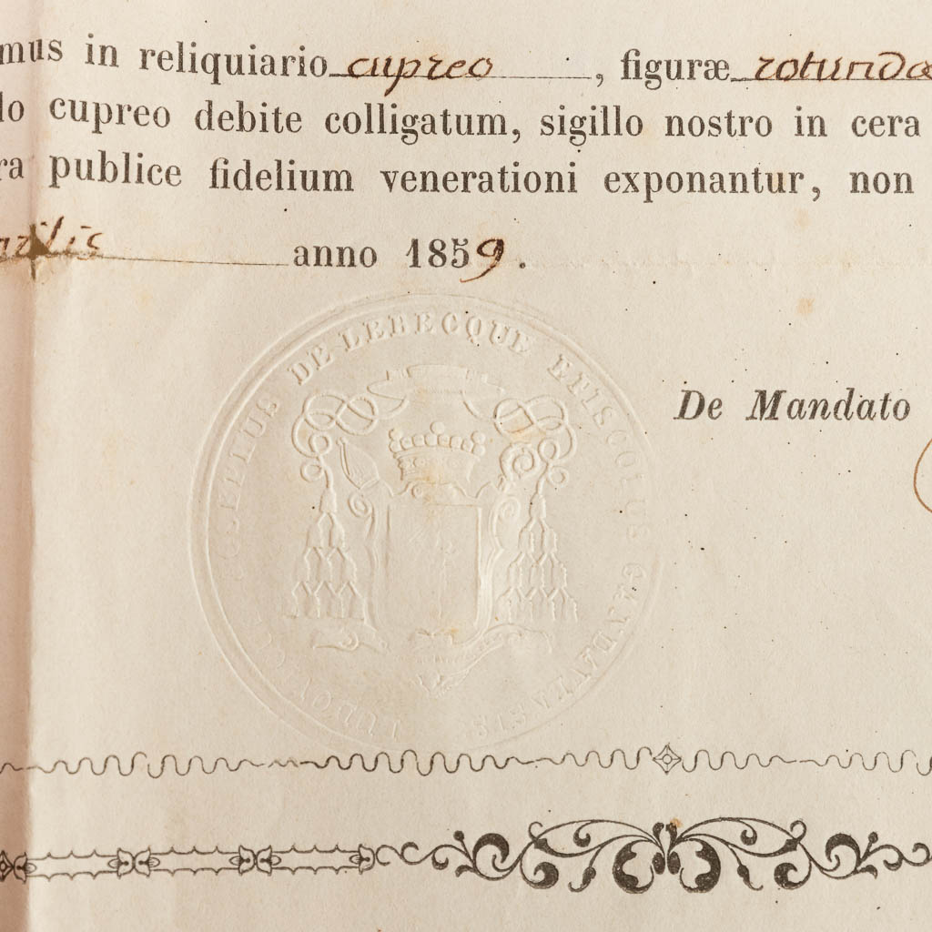 Een verzegelde theca met relikwie: Ex Velo Sanctae Catharinae De Bomomia, Virginis. 