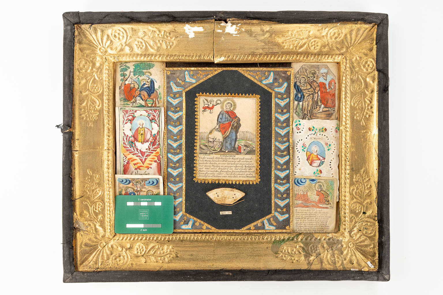 Een collectie van 3 religieuze kaders, waarvan 1 met een Angus Dei wassenzegel. (W: 45 x H: 38 cm)