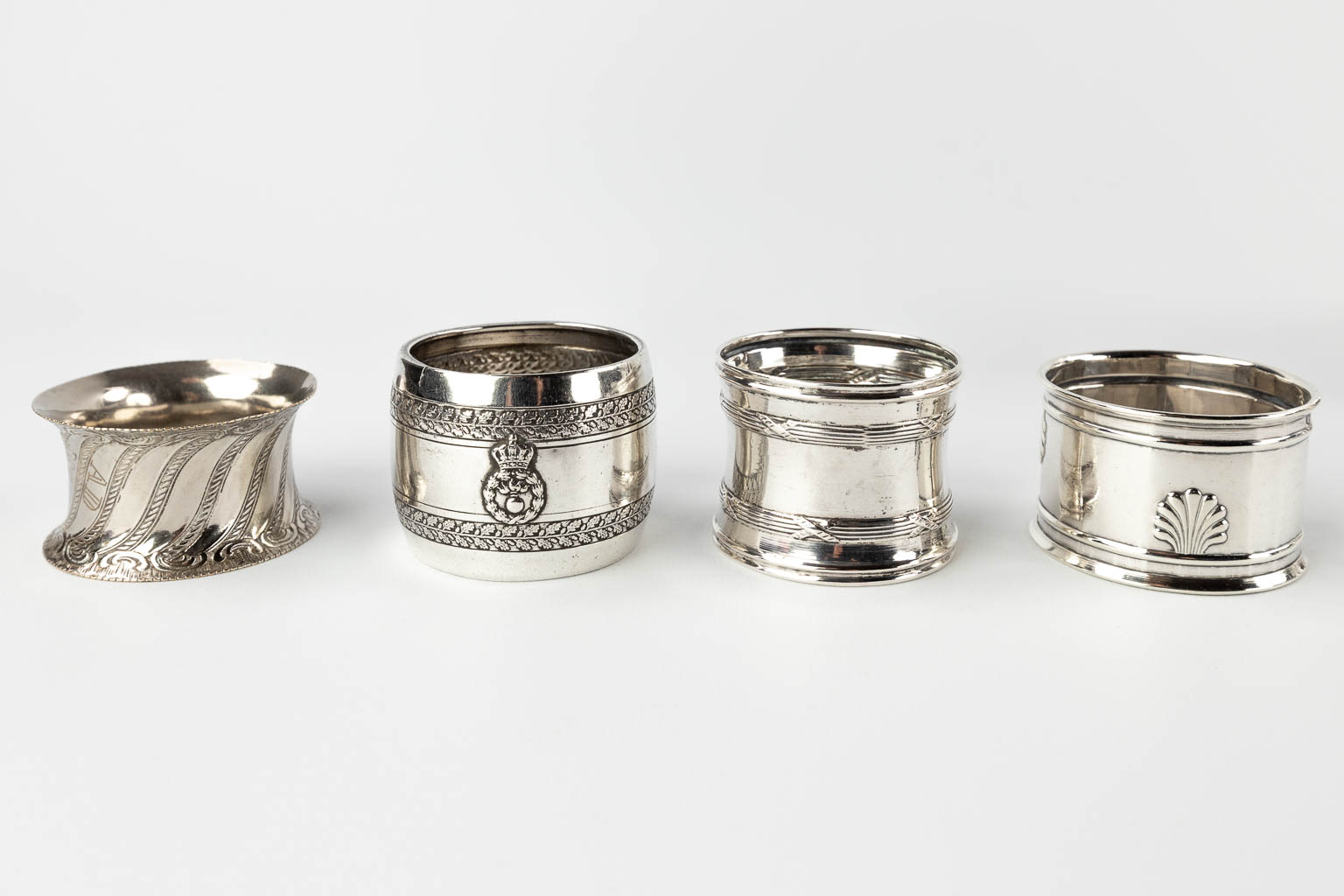 A large collection of table accessories and utensils, silver. (D:20,5 x W:30 x H:4 cm)