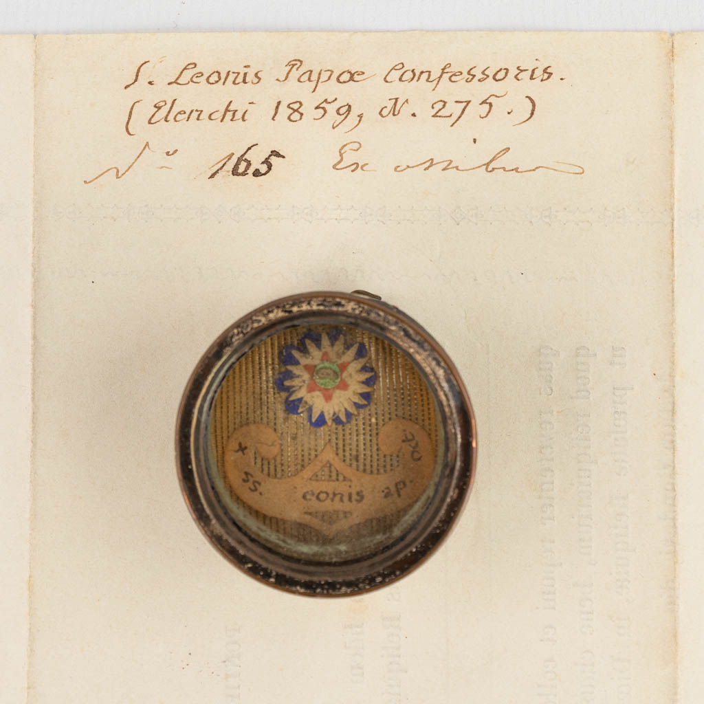 A sealed theca with a relic: Ex Oissbus Sancti Leonis Papae Doctoris