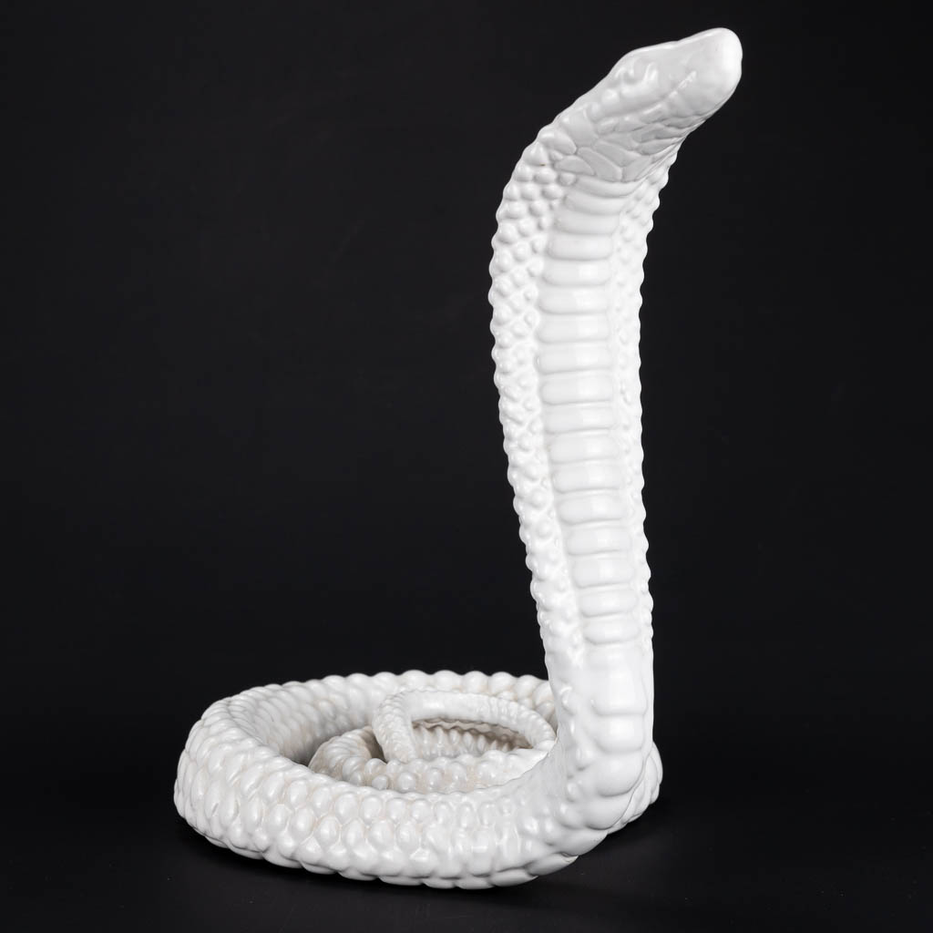 Tommaso BARBI (XX) Een keramisch beeld van een witte cobra. 