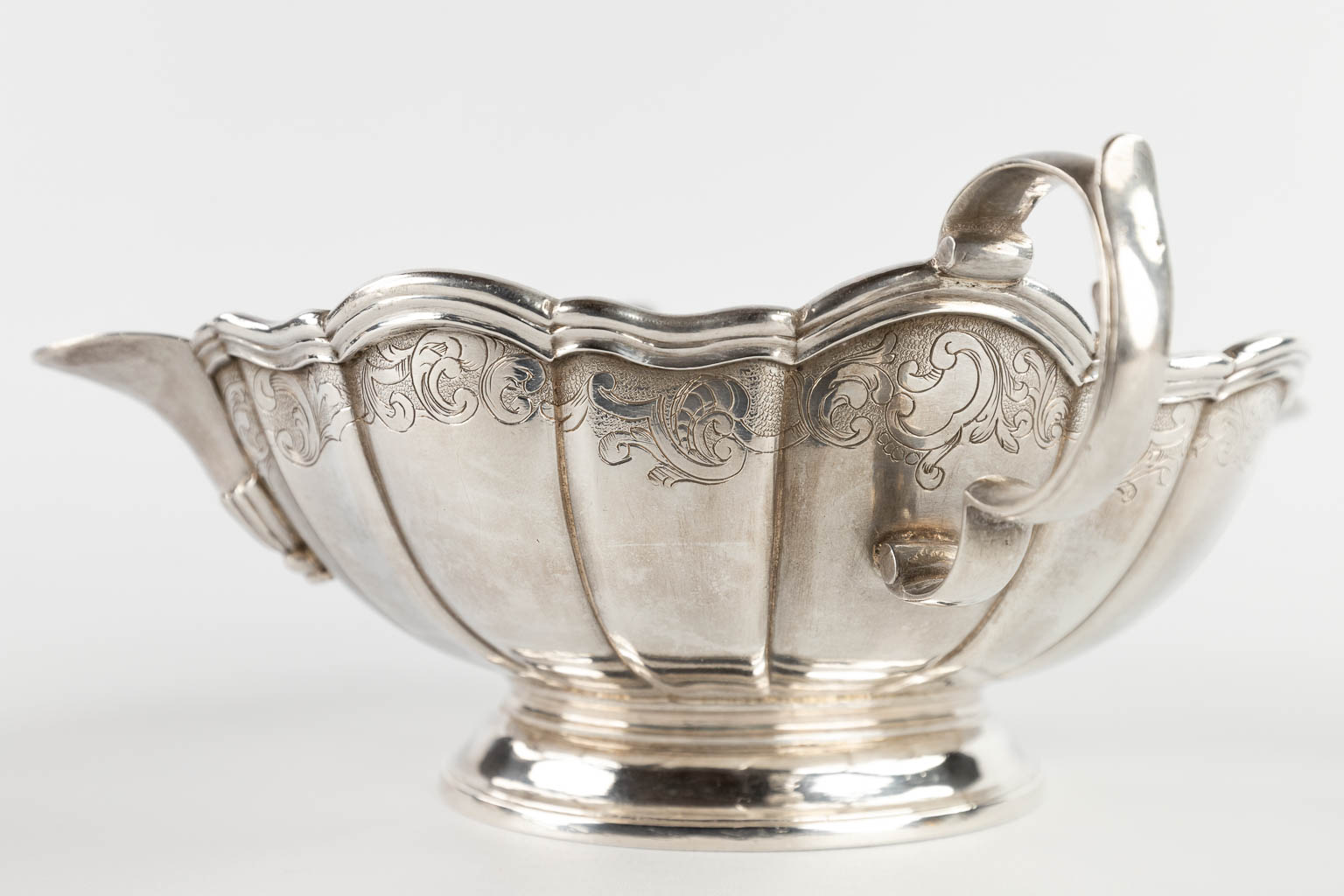 Een antieke sauskom, zilver, Philippe van den Hende, Oudenaarde, 1753. 18de eeuw. 354g. (D:18 x W:20 x H:8 cm)