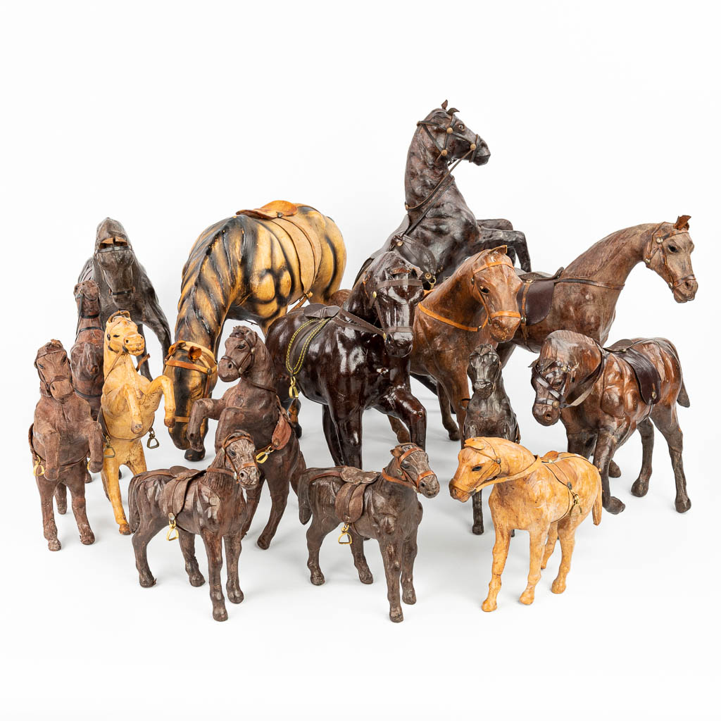 Een collectie van 15 paarden gemaakt uit papier maché, en afgewerkt met leder. (H:30cm)