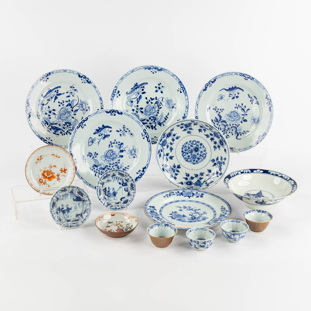 Lot 006 Vijftien Chinese schalen, tasjes en borden, blauw-wit en Famille Rose. (D:23,4 cm)