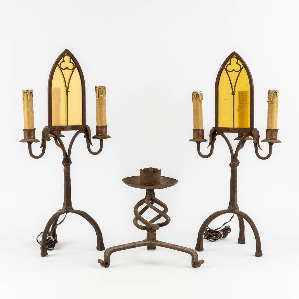 Een paar smeedijzer tafellampen in Neogotische stijl. Bijgevoegd een kandelaar. (H:63 cm)