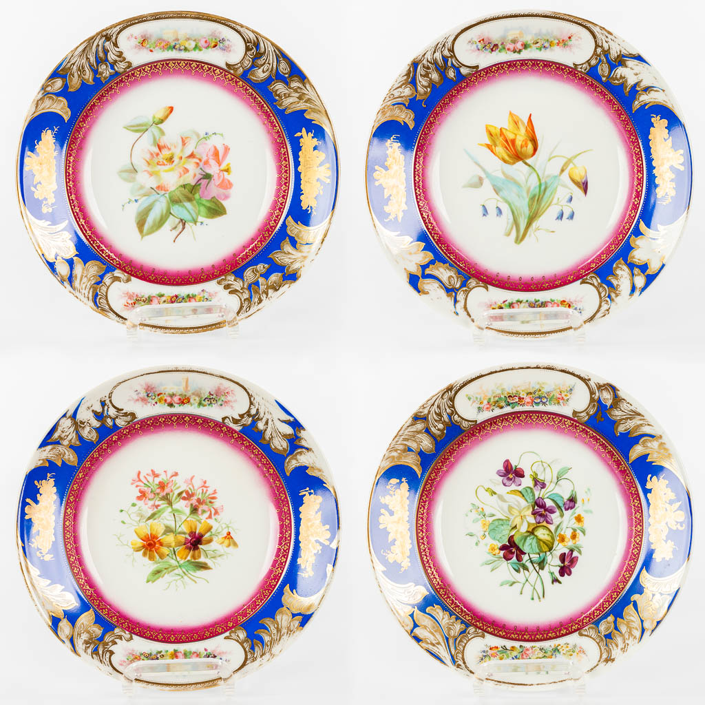 A collection of 4 plates made of porcelain and decorated with hand-painted flowers. 
