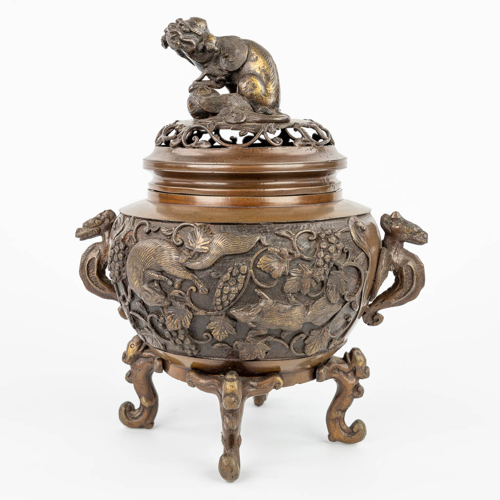 Lot 009 Een brûle-parfum gemaakt uit gepatineerd brons en versierd met figuren. (H:28cm)