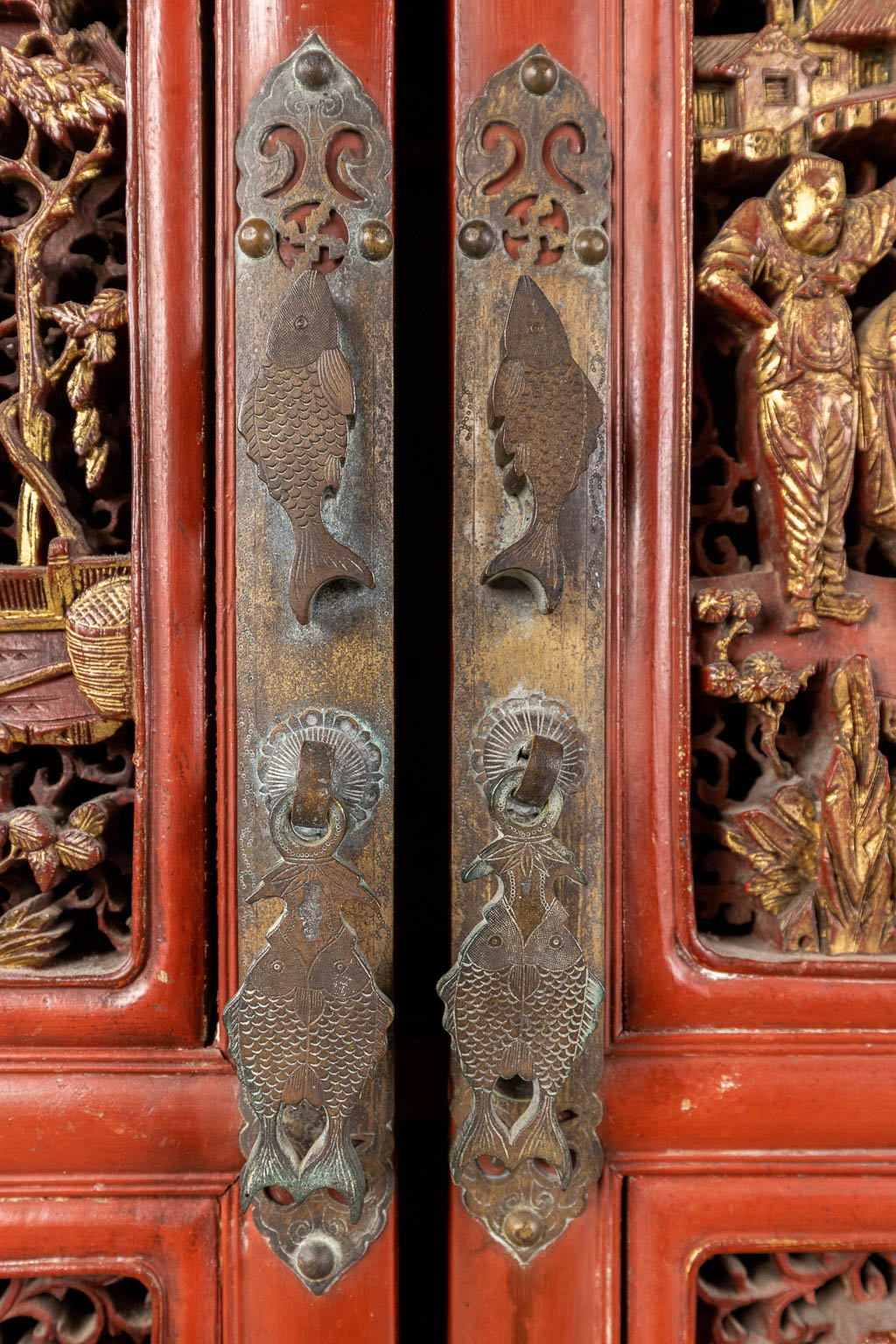 Een Chinese kast met fijn gesculpteerde panelen en lakwerk. 19de/20ste eeuw. (D:47 x W:73 x H:173 cm)