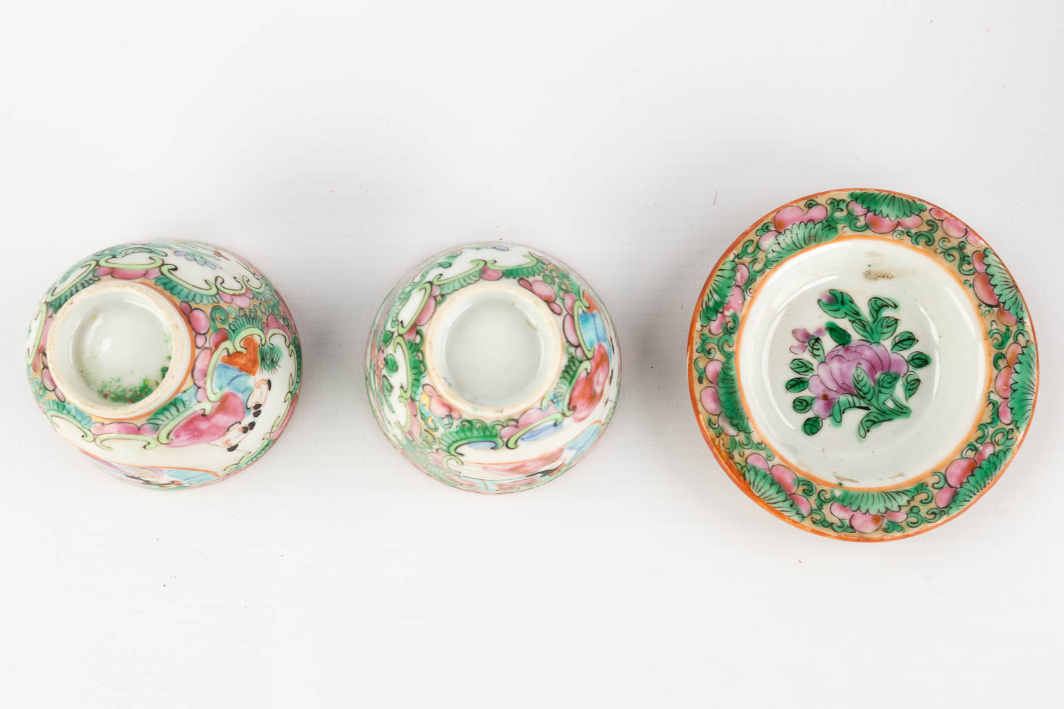 A collection of 6 pieces of Chinese porcelain, a tea pot, 3 plates and a bowl with Kanton decor. 19th/20th C. (L: 12,5 x W: 18 x
