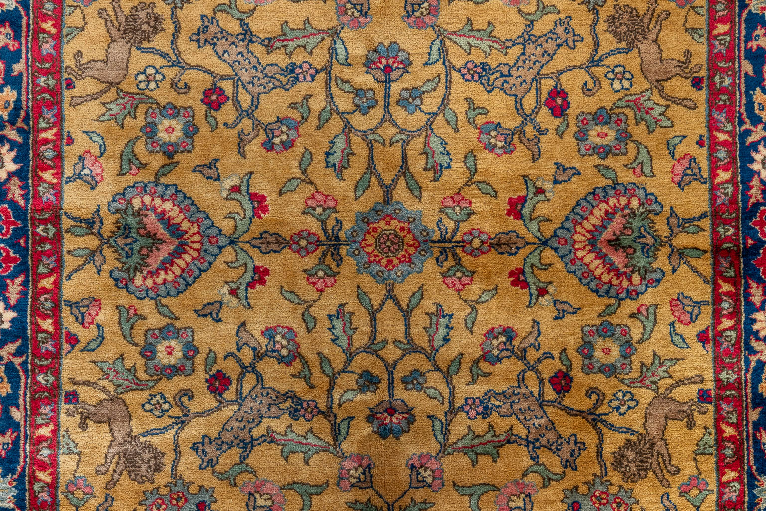 Een Antiek Oosters handgeknoopt tapijt met decor van dieren, Kashan. (D:253 x W:153 cm)