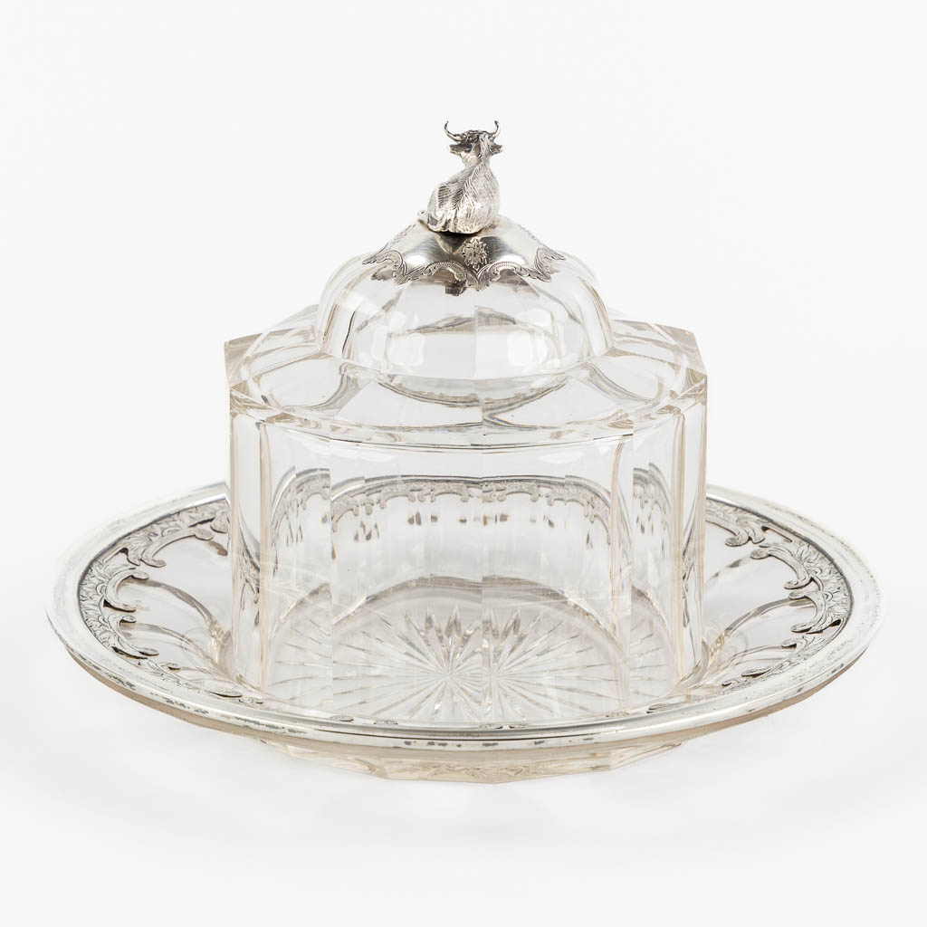 Een antieke boterschaal, geslepen kristal afgewerkt met zilver, Nederland, 1855. (H:16 x D:24 cm)