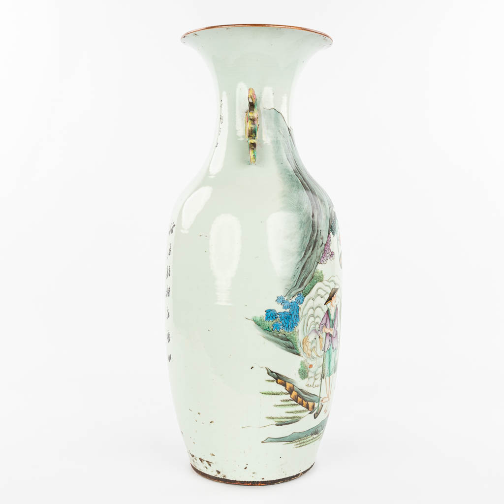 Een Chinese vaas gemaakt uit porselein en versierd met wijzen. (H:57cm)