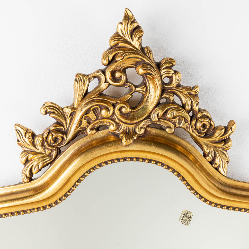 Een spiegel in Lodewijk XV stijl, verguld gesculpteerd hout en stucco (H:105cm)