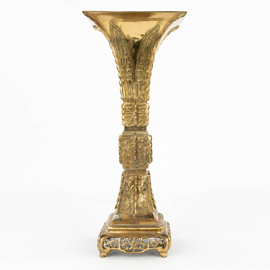 Een Chinese Gu vaas gemaakt uit gepolijst brons. (H:43cm)