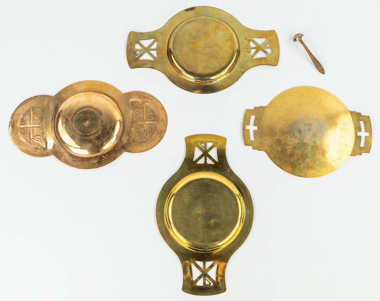 A collection of 3 ciboria, a chalice and 4 patens/trays. (H:32cm)