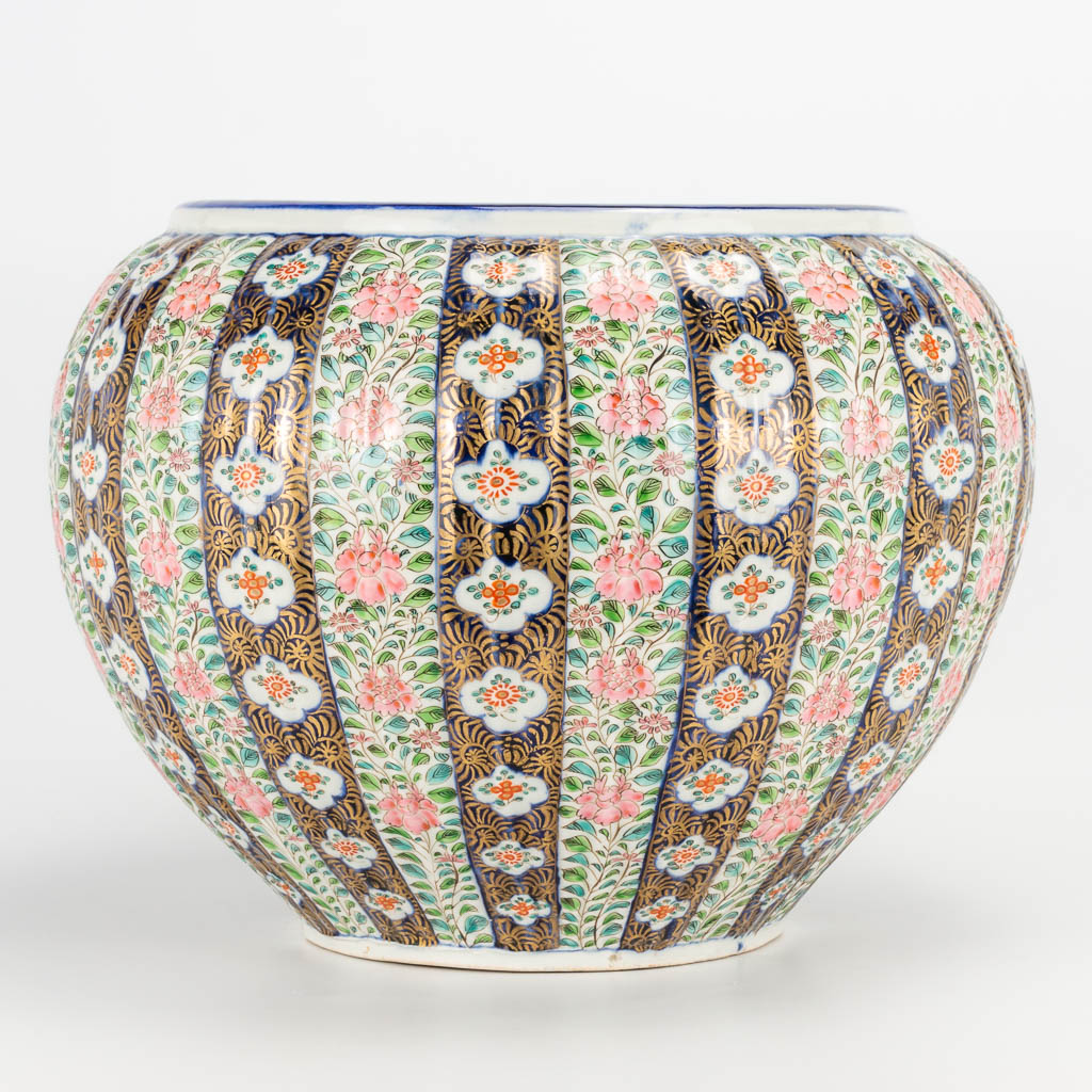 Een grote Japanse cache pot, met handgeschilderd floraal decor. (H:30cm)