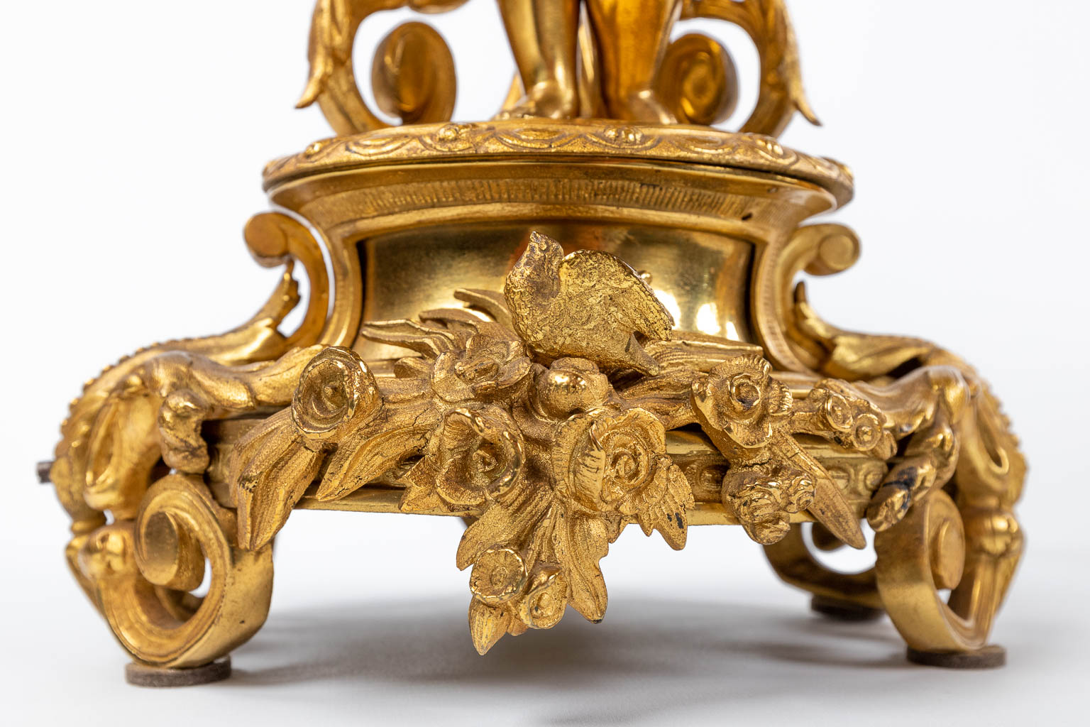 Een fijne, driedelige schouwgarnituur, verguld brons, Dame, heer en kandelaars met putti, 19de eeuw. (D:18 x W:72 x H:49 cm)