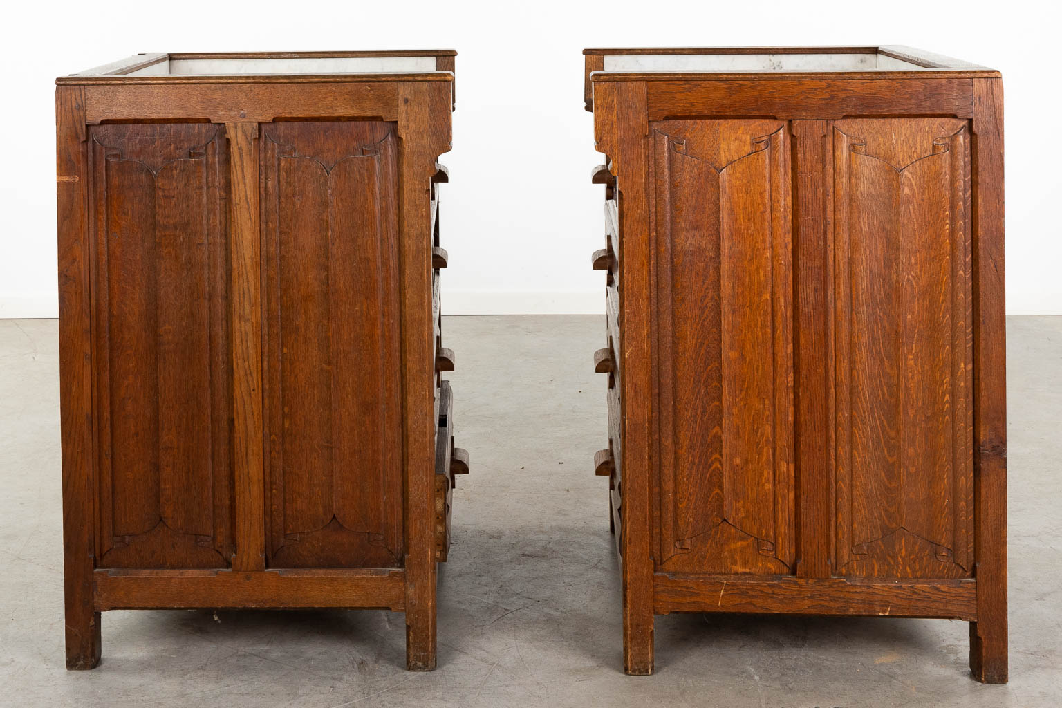 A pair of wood-sculptured cabinets in a gothic revival style. 19th C. (D:59 x W:70 x H:89 cm)