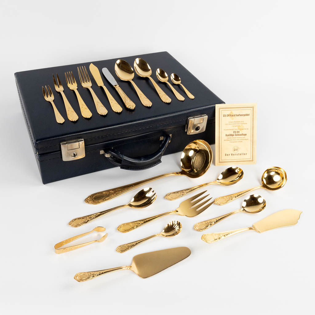 A gold-plated 'Solingen' flatware cutlery set, made in Germany. Model 'Régence' (D:34 x W:45 cm)