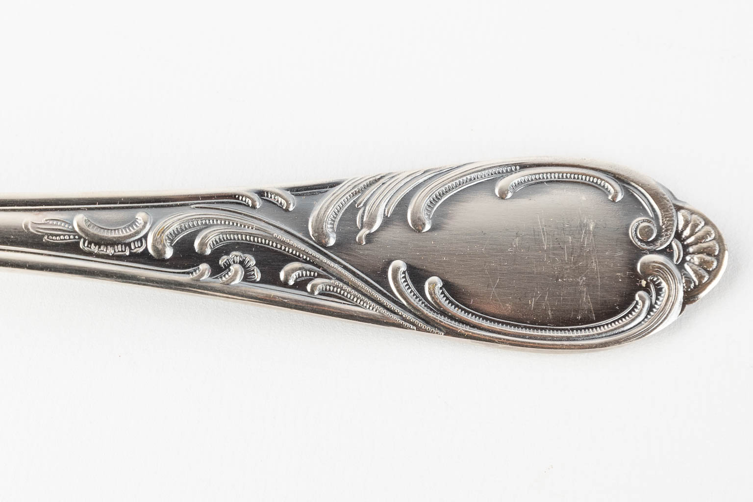A 134-piece silver-plated cutlery in a storage box. Louis XV style. (D:31 x W:46 x H:24,5 cm)