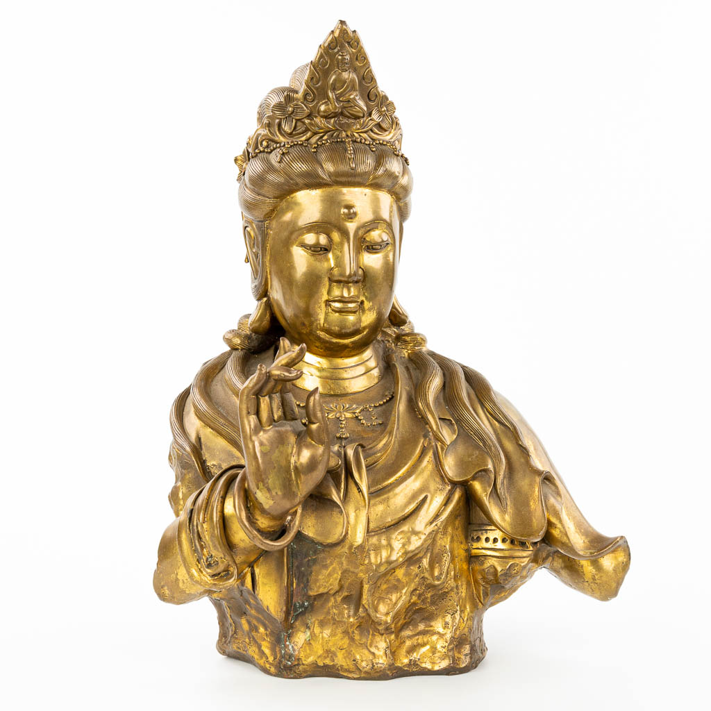 Een afbeelding van Guanyin gemaakt uit brons. (H:43cm)