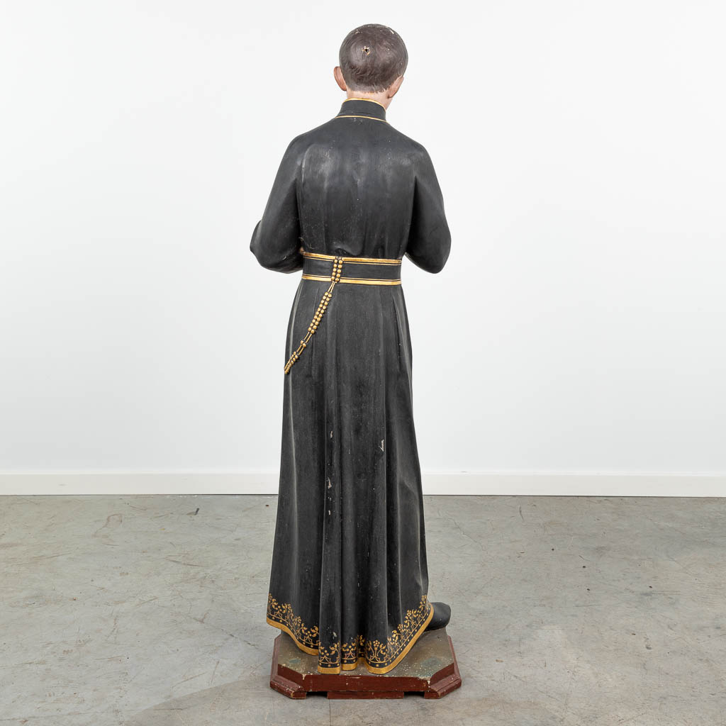 Een beeld van een priester, gemaakt uit gepatineerd plaaster (H:128cm)