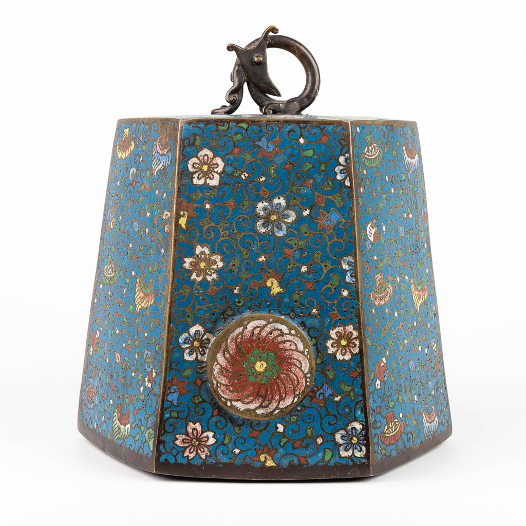 An antique ceremonial gong, decorated with champleve enamel. (H:28cm)