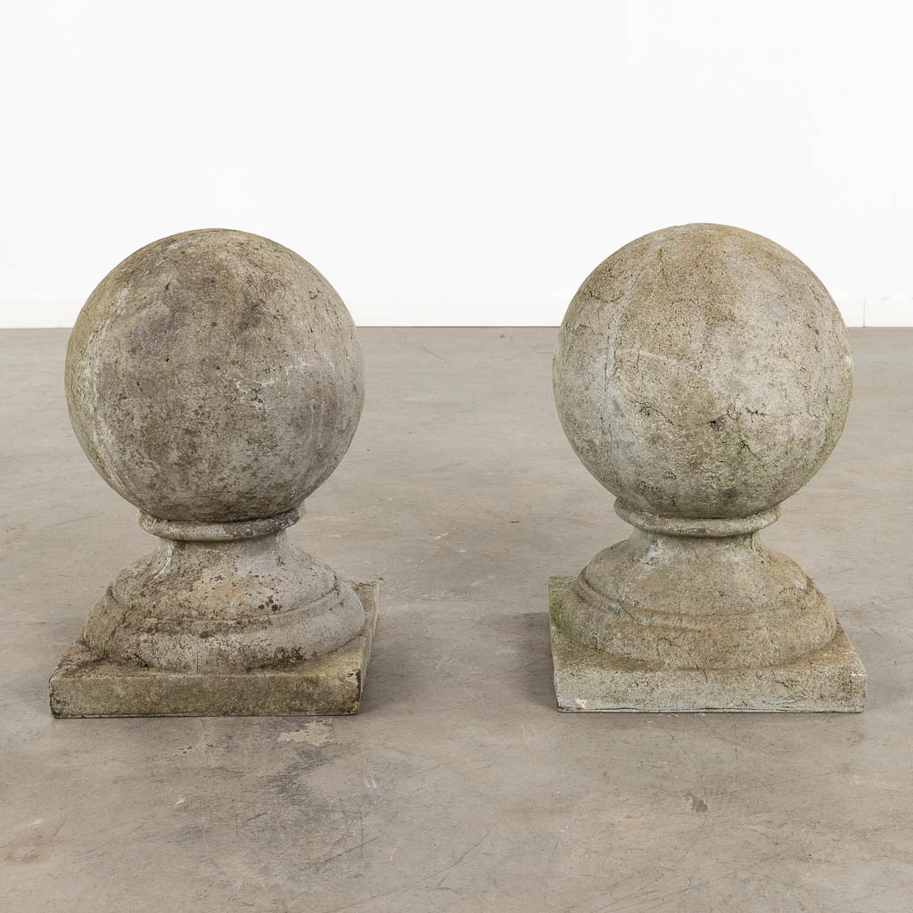 Een paar bollen voor een pilaar. 20ste eeuw. (D:30 x W:30 x H:45 cm)