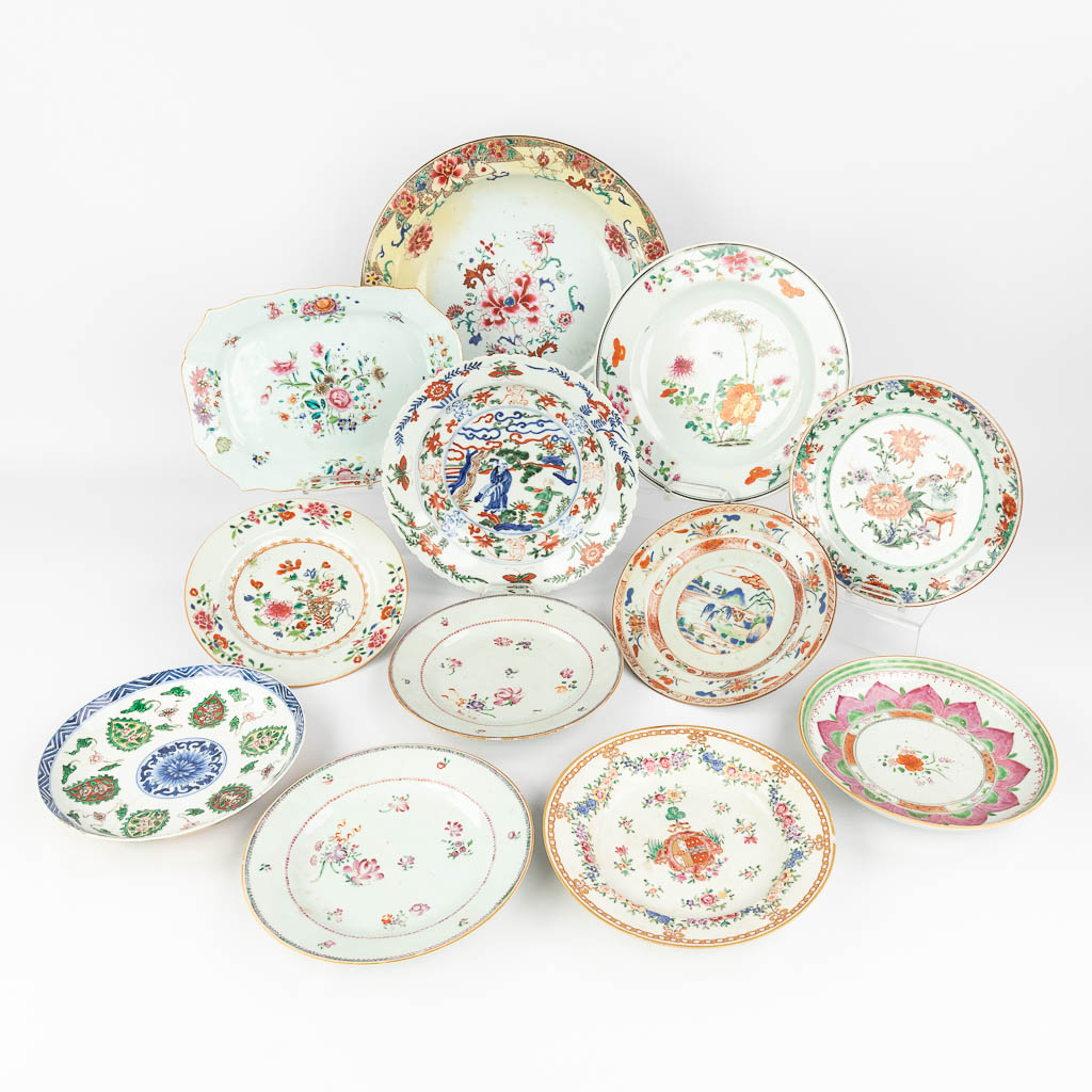  Een collectie van 12 Chinese Famille Rose borden. 18de/19de/20ste eeuw. 