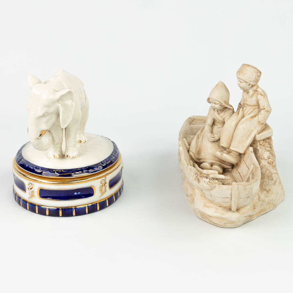 Een collectie van 2 stuks Royal Dux porselein: 