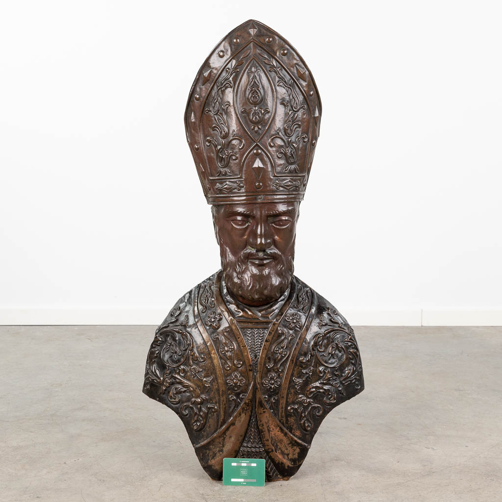 Een beeld van een heilige met mijter, gemaakt uit gedreven koper op houten basis. Italië, 19de eeuw. (L:24 x W:48 x H:91 cm)