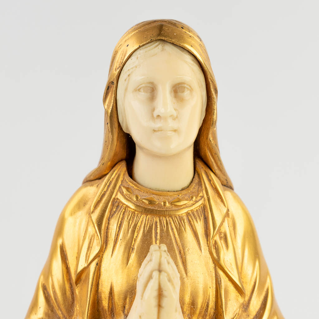 Dominique ALONZO (act.1910-1930) 'Maria' een vuurverguld beeld, brons. 19de eeuw. (D:10 x W:10 x H:32 cm)