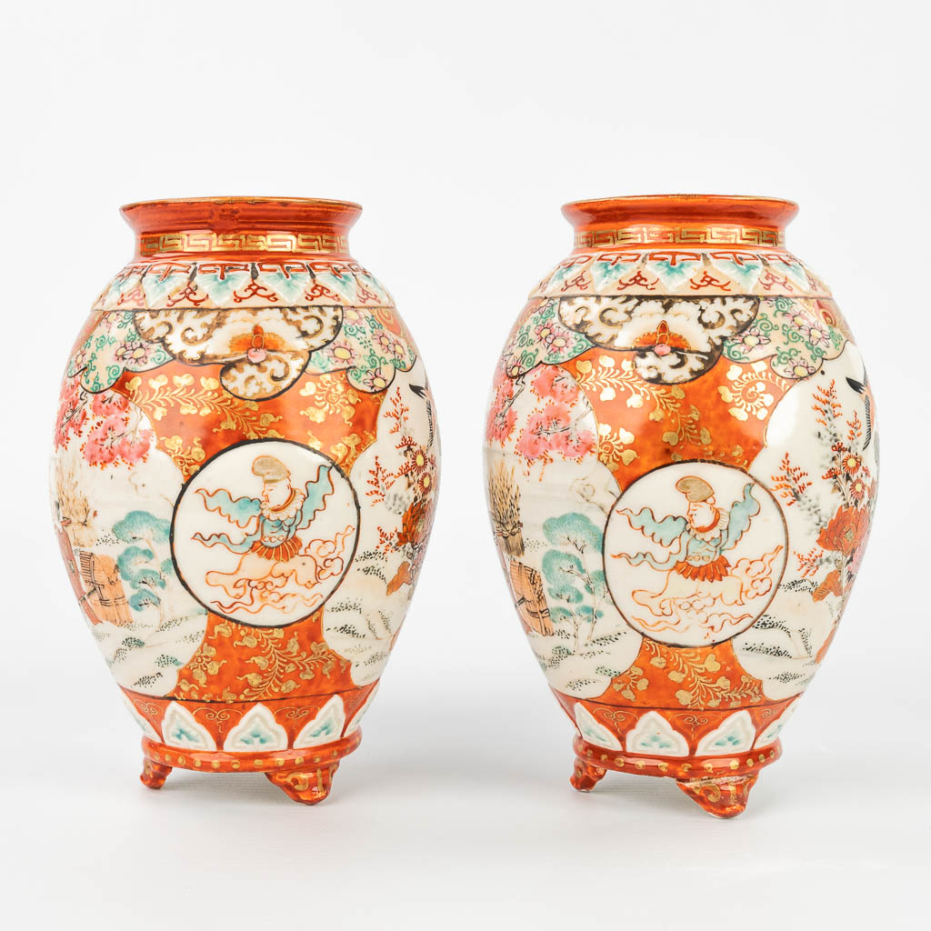 A pair of small vases made of stoneware with Kutani decor, made in Japan. (H:17cm)