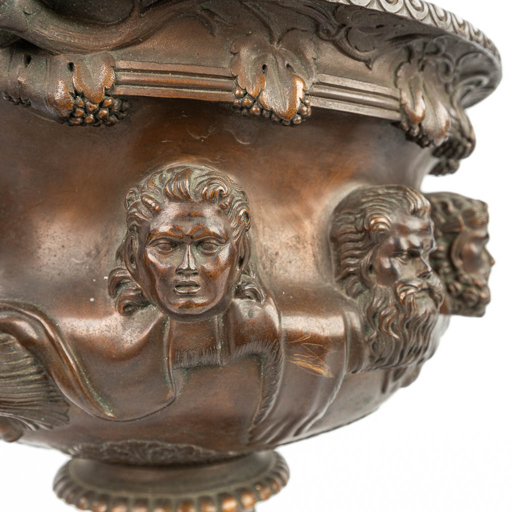 Een tafel middenstuk gemaakt uit gepatineerd brons gemonteerd op marmer. Gemerkt Thibaut Frères, fondeur Paris. (H:27cm)
