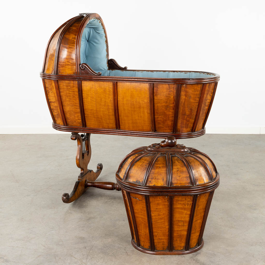 A cradle with matching diaper or laundry basket, 19th C. (D:67 x W:108 x H:114 cm)