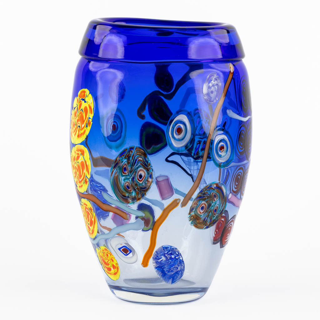 Een mid-century vaas met kleurrijk decor, Murano, Italië, 20ste eeuw. (L:13 x W:16 x H:25 cm)