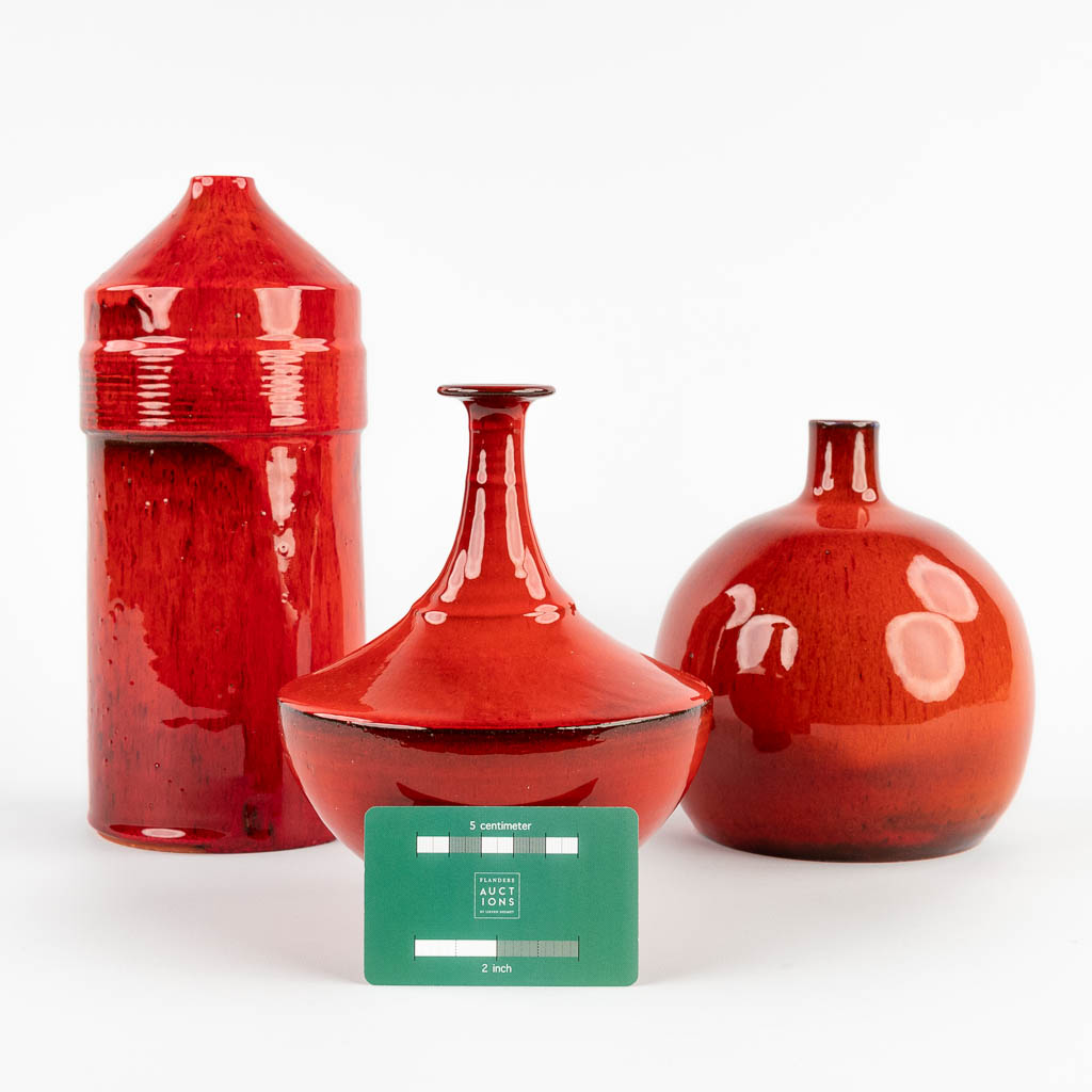 Three glazed ceramic vases, Léon Goossens, Rogier Vandeweghe, keramar. (H:27 x D:11,5 cm)