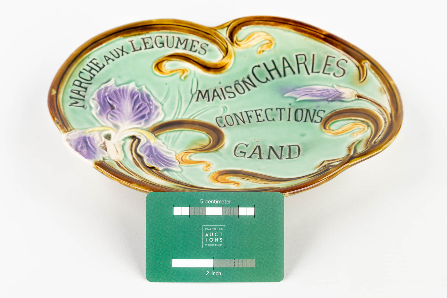 Hasseltse Faience, een schaal voor 'Maison Charles' Confections Gand, Belgium. (D:20 x W:26 x H:3,5 cm)
