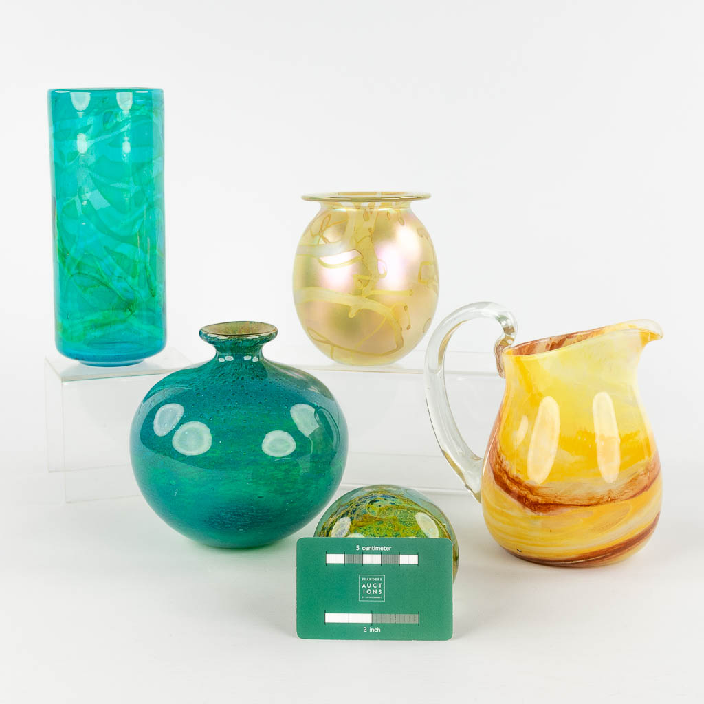 Mdina Glass, 4 vazen. Bijgevoegd Eckhart Glass, 1 vaas. 20ste eeuw. (H:20 x D:8,5 cm)