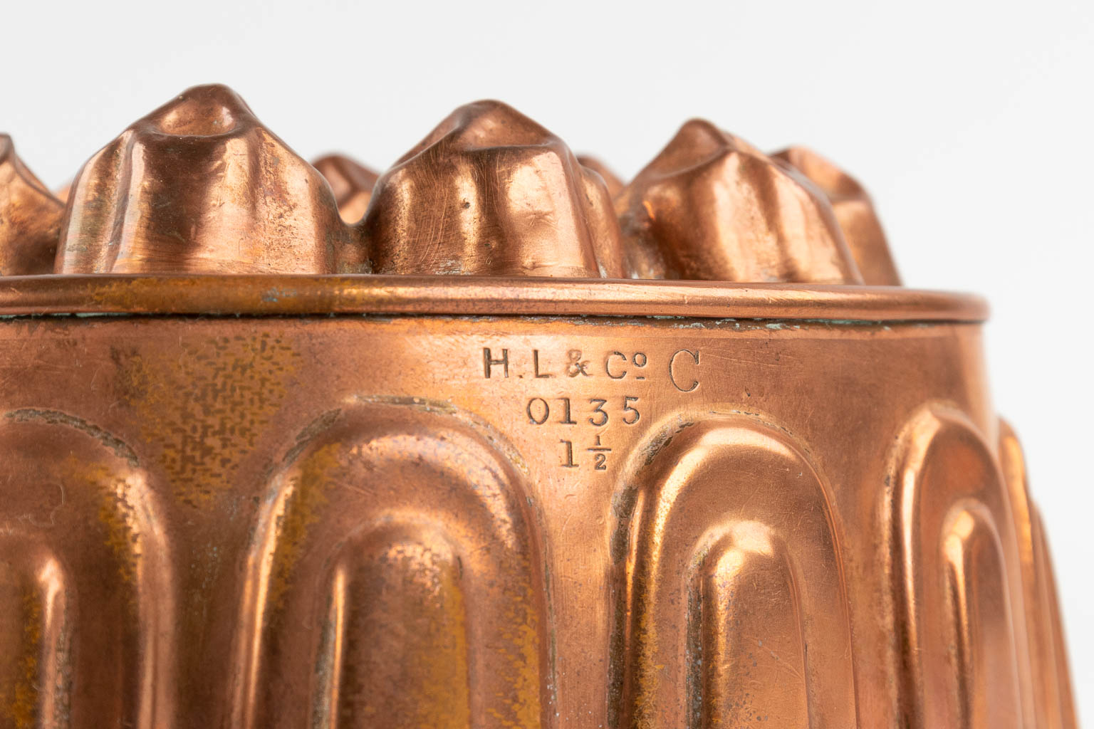 14 bakvormen, bijgevoegd een suikerstrooier, koper. 19de/20ste eeuw. (H:9 x D:22 cm)