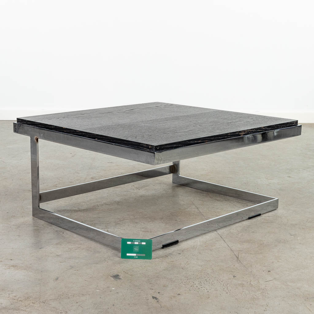 Een mid-century salontafel met omkeerbaar bovenblad gemaakt uit gechromeerd metaal en hout. (H:32cm)