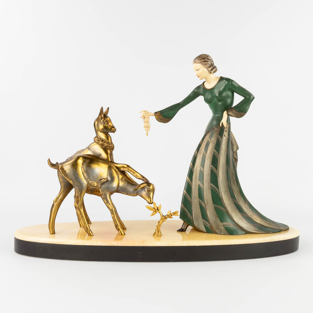  Lady feeding the deer, a statue made in art deco style. Spelter and marble.  (L:20 x W:60 x H:42 cm)
