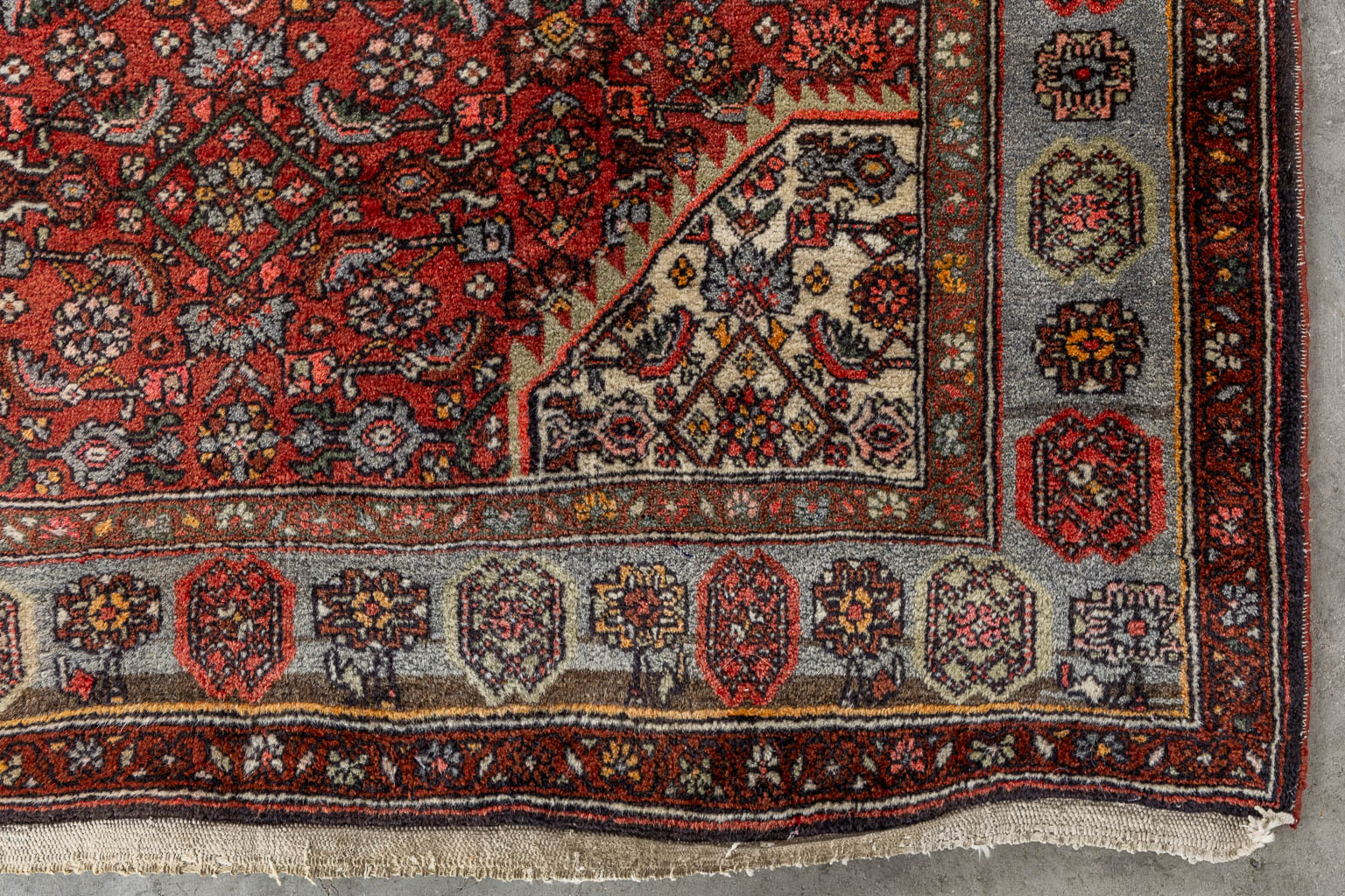 Een Oosters handgeknoopt tapijt, Hamadan. (L:197 x W:127 cm)